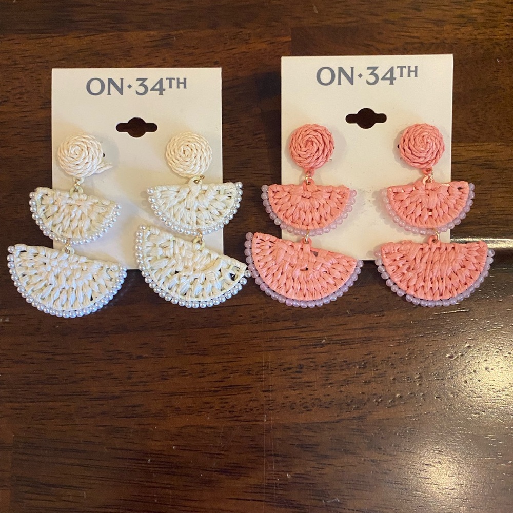 On •34th set of 2 dangle earrings